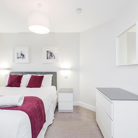 Room Space Service Apartments - New Manor House Μπράκνελ Εξωτερικό φωτογραφία