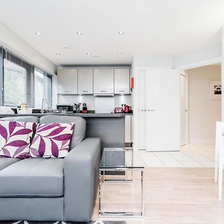 Room Space Service Apartments - New Manor House Μπράκνελ Εξωτερικό φωτογραφία