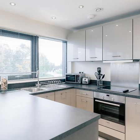 Room Space Service Apartments - New Manor House Μπράκνελ Εξωτερικό φωτογραφία