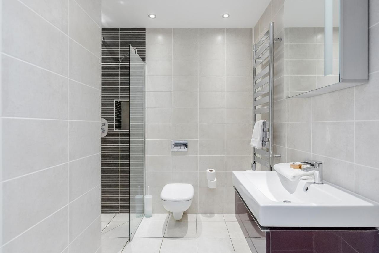 Room Space Service Apartments - New Manor House Μπράκνελ Εξωτερικό φωτογραφία