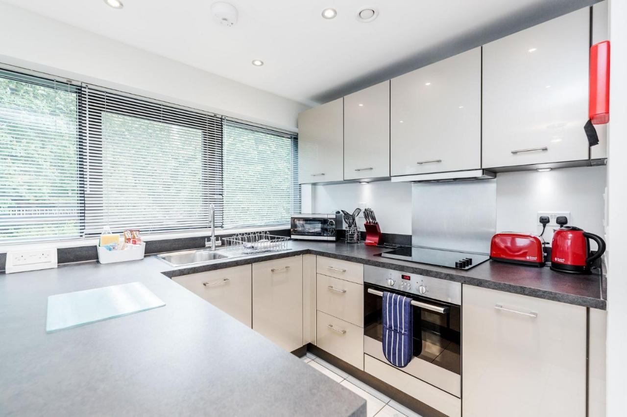 Room Space Service Apartments - New Manor House Μπράκνελ Εξωτερικό φωτογραφία