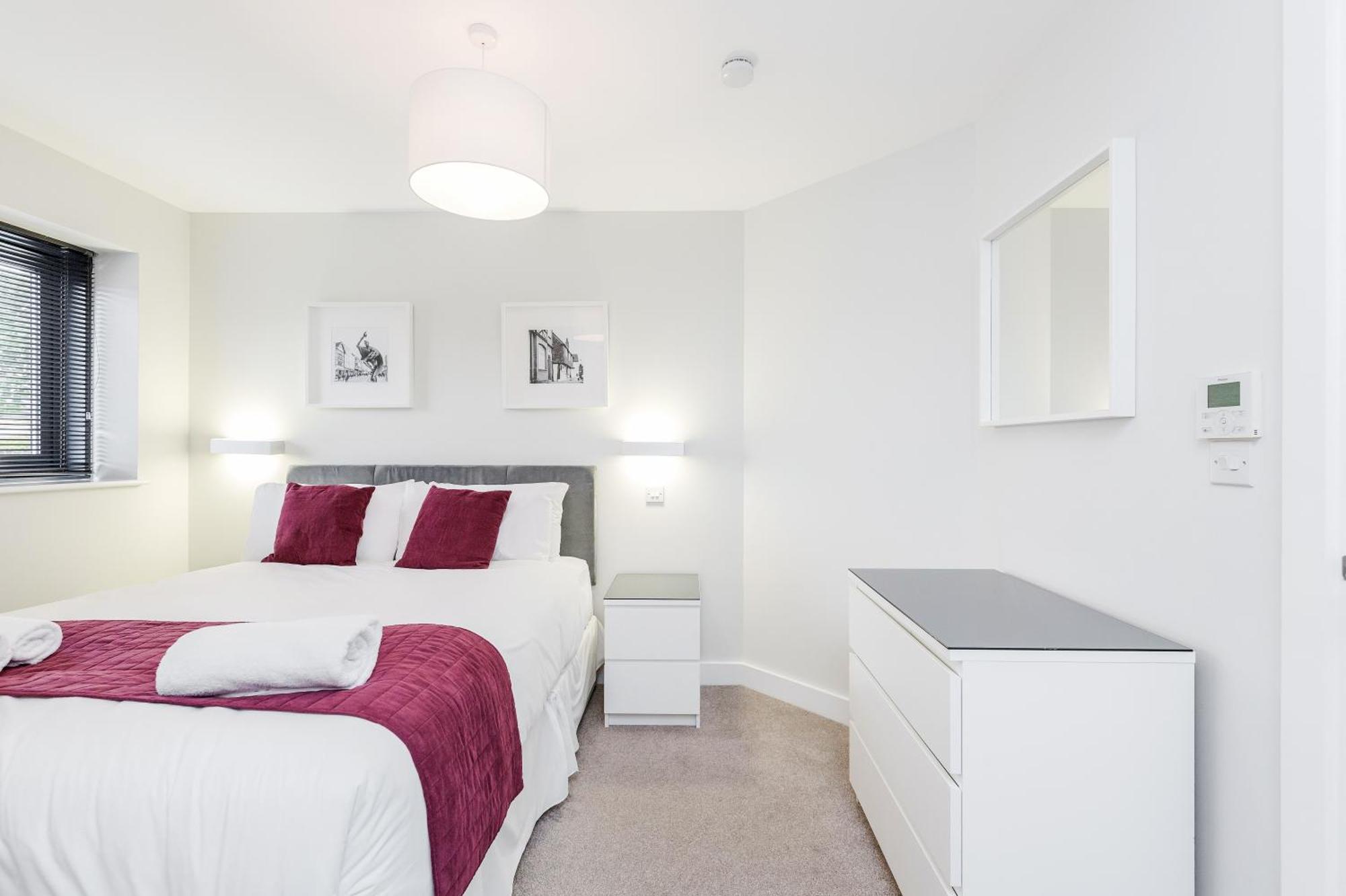 Room Space Service Apartments - New Manor House Μπράκνελ Εξωτερικό φωτογραφία