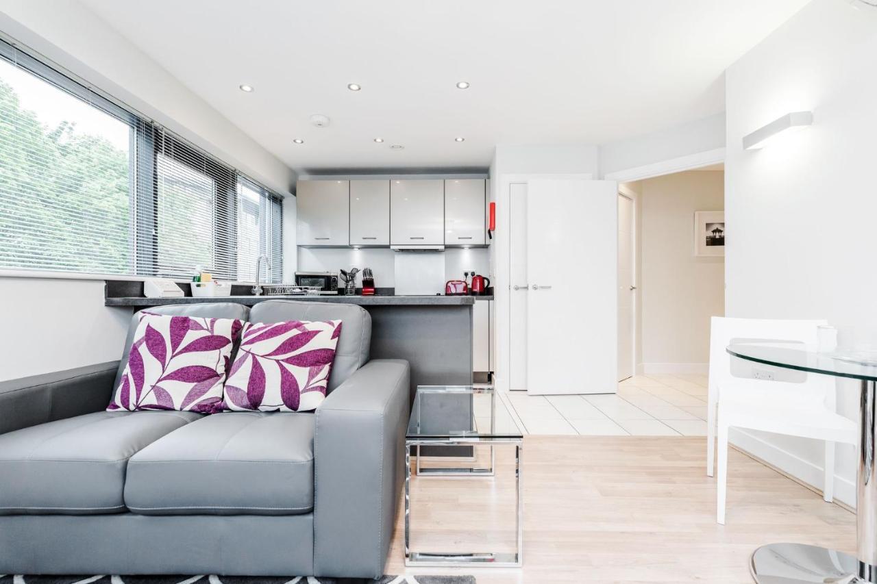 Room Space Service Apartments - New Manor House Μπράκνελ Εξωτερικό φωτογραφία