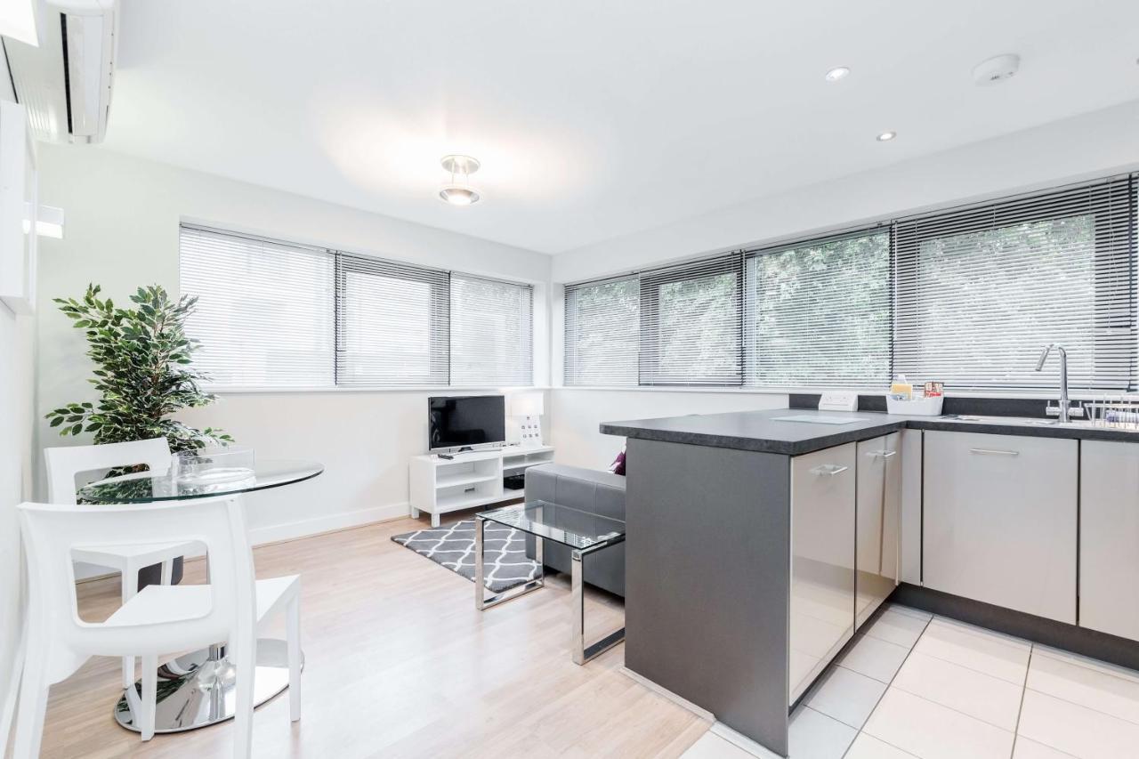 Room Space Service Apartments - New Manor House Μπράκνελ Εξωτερικό φωτογραφία